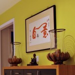 Cocina con estatuas, velas y artefactos Feng Shui