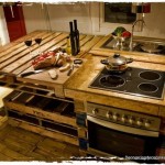 Cocina rústica hecha de tablas de madera sobrantes